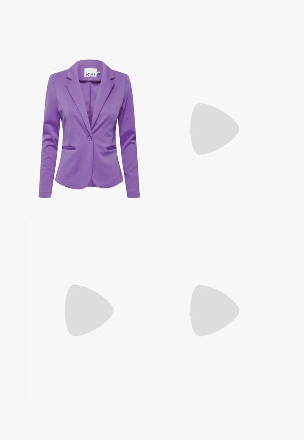 ICHI KATE - Blazer - chive blossom; Zwarte geribbelde tanktop met een scallooped kanten rand aan de onderkant. Heeft dunne bandjes en een aansluitend ontwerp. Gemaakt van rekbare stof.; Zwarte, gerimpelde kokerrok met strikdetail en een zijsplit. Gemaakt van een rekbaar stof, met een soepele textuur en een aansluitend ontwerp.; Zwarte hoge hak met een spitse neus, textuur op het oppervlak en een opvallend roze interieur. Beschikt over een chunky hak met zilveren accent.