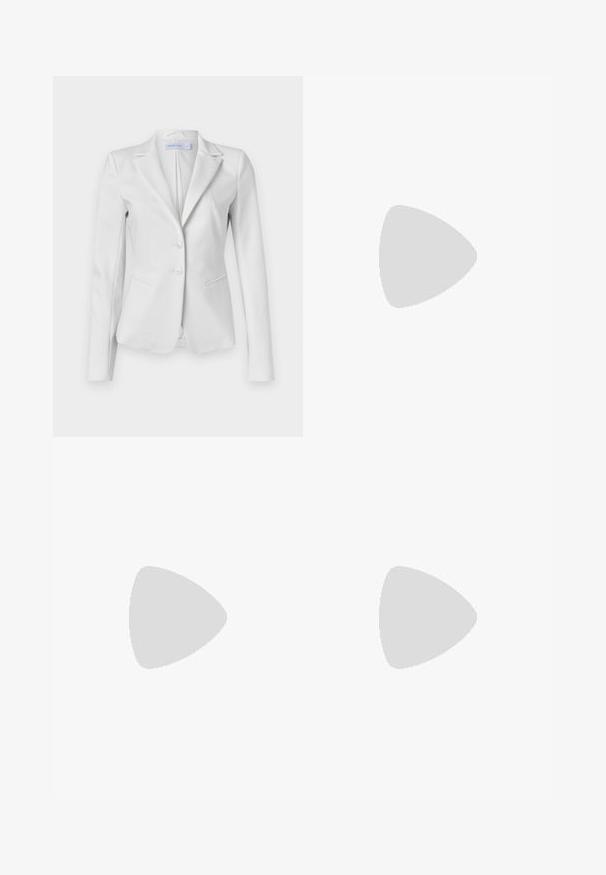 Patrizia Pepe Blazer - bianco; Sort bomulds t-shirt med korte ærmer, der har et pink grafisk motiv af solbriller og teksten "Not Your Girl" på venstre brystområde.; Sorte brede bukser lavet af bomuld, med høj talje, store sidelommer og en bæltestrop med sølvfarvede detaljer.; Sorte læder loafers med en kraftig platformsål. Rund tå, forkant-søm detalje og subtile syninger. Flad, struktureret ydersål.