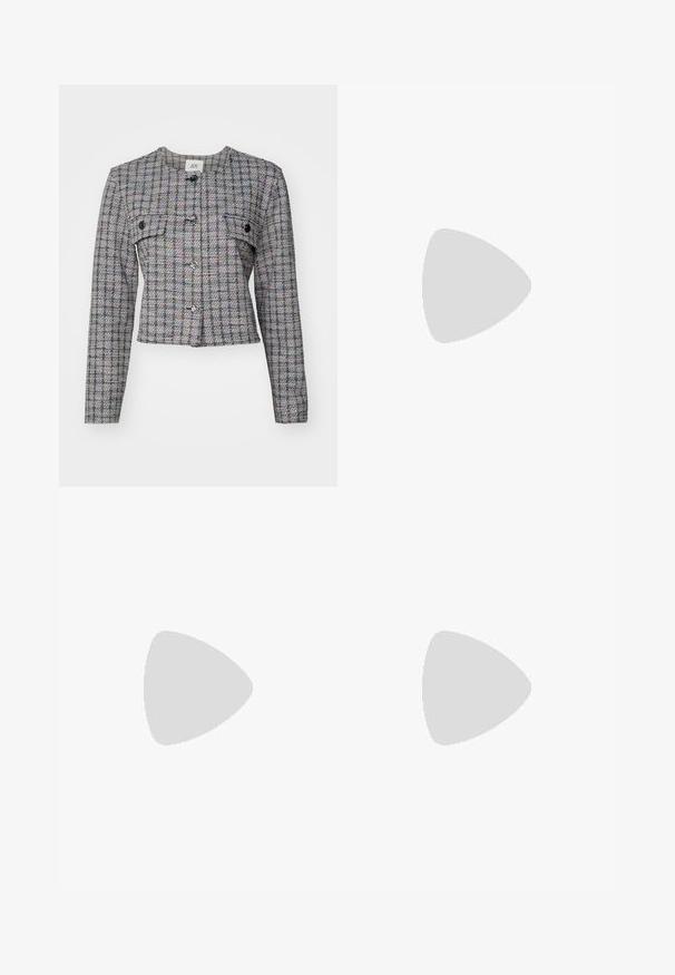 Veste en tweed gris tissé avec un motif à carreaux, col rond, poches avant et boutons en argent. Coupe structurée, manches longues et ourlet court.; T-shirt blanc à manches courtes avec un graphique de dragon rouge et jaune et le texte "Esprit Éternel". Fabriqué en tissu léger. Coupe décontractée.; Shorts en denim bleu clair avec une finition délavée. Comprend une fermeture à bouton, cinq poches et une coupe droite.; Sandales à glissière en cuir verni bleu avec une sangle transparente, ornées d'une douce fleur en tissu bleu et d'un talon transparent.; Sac à main en forme de cœur métallique argenté avec deux anses, une chaîne et une texture lisse. Présente des accessoires en métal et des bords cousus.