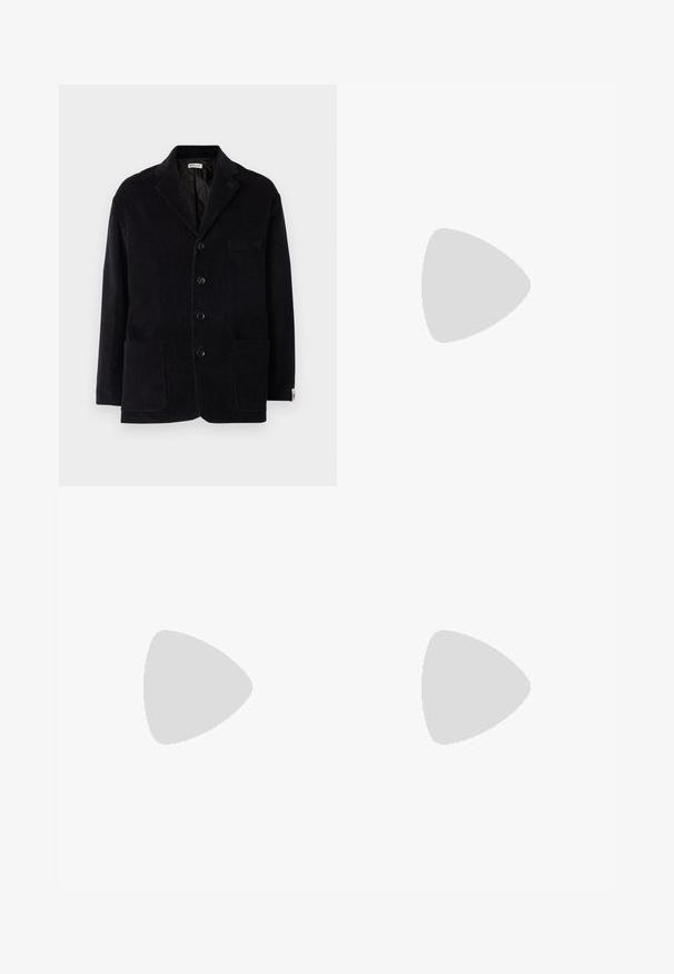 Bally Americana - black; EA7 Emporio Armani Camiseta básica - white; Pantalones de chándal negros con cinturilla elástica, piernas ajustadas y un detalle del logo texturizado en la pierna izquierda. Fabricados con una tela suave y ligera.; Zapatillas de cuero negras con suelas de goma blancas, con cordones redondos, superficie suave y un discreto logo en el talón. Combinadas con jeans azules.