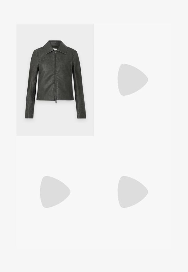 Giacca in similpelle grigia con colletto a punta, cerniera frontale, maniche lunghe e design aderente. Texture liscia con una leggera lucentezza.; Maglione morbido a maglia con strisce fuzzy orizzontali in tonalità di rosa, viola e grigio chiaro, caratterizzato da un collo rotondo e maniche lunghe.; Jeans in denim blu classico con design a gamba dritta, cinque tasche e chiusura con bottone. Presentano un lavaggio medio e una trama robusta.; Scarpe nere in pelle verniciata con punta affilata, tacco a blocco e cinturino alla caviglia, abbinate a scaldamuscoli grigi a coste e una gonna in suede marrone.; Borsa a tracolla in ecopelle nera con texture a coccodrillo, apertura cinchata e tracolla arricciata. Si presenta con un design morbido e compatto.