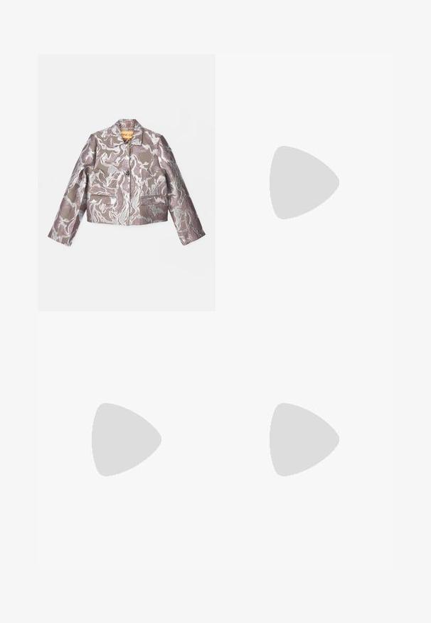 Stine Goya BOXY STRAIGHT JACKET - Blazer - silver/taupe; Short-sleeve dress in light blue fabric, featuring a cowl neckline and side ruching, with a relaxed silhouette and knee-length hem.; Black leather sandal with thin straps, low block heel, and square toe. Features a buckle closure and smooth texture.; Tortoiseshell sunglasses with a chunky, rectangular frame. Dark lenses and gold-tone accents on the temples. Smooth, glossy finish.; White textured clutch bag with a gathered design, featuring a gold chain strap. Smooth finish with subtle waves and rounded edges.