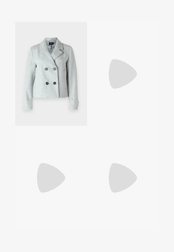 ONLY ONLFREJA LIFE  - Suknjič - light grey; Bela dolga majica s turtleneck ovratnikom, izdelana iz gladke, raztegljive tkanine. Ima visok ovratnik in prilega telesu, brez vidnih vzorcev ali okrasitev.; Svjetloplave široke traperice od denima, sa visokim strukom, dizajnom s pet džepova i suptilnim blijeđenjem za izgled nakon nošenja.; Bele platform tenisice izdelane iz gladkega sintetičnega materiala, z zaobljenim prstom, sistemom vezalk in teksturiranim gumijastim podplatom. Črn dodatek na peti.
