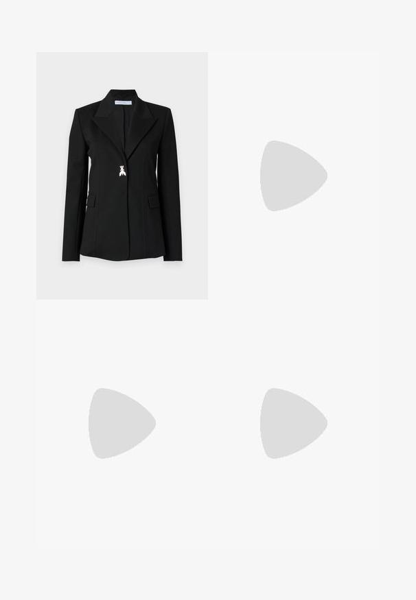 Patrizia Pepe JACKET - Blejzer - nero; Biely skrátený tričko, krátke široké rukávy, mäkký bavlnený materiál, okrúhly výstrih s jemným oranžovým lemovaním, minimalistický dizajn, bez vzorov alebo grafiky.; Biele široké nohavice s vysokým pásom vyrobené z hladkej tkaniny, s prešívaním na prednej strane a čistými líniami.; Biele sandále na vysokom opätku s textúrovaným pásikom zdobeným kamienkami, otvorenou špičkou a popruhom okolo členka s nastaviteľnou prackou.