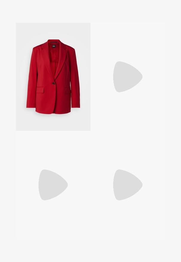 Blazer rosso con rever a punta, chiusura a un bottone, due tasche frontali e una finitura del tessuto liscia. L'interno presenta una fodera coordinata.; T-shirt bianca cropped, maniche corte e larghe, tessuto di cotone morbido, scollatura rotonda con bordino arancione sottile, design minimale, senza motivi o grafiche.; Pantaloni bianchi in cotone con design a gamba dritta, caratterizzati da una vita a media altezza e senza hardware o motivi visibili. Tessuto liscio su tutta la superficie.; Sandali con tacco a blocco beige, con sottili cinturini e punta quadrata. Materiale liscio con dettagli minimi, progettati per un facile utilizzo.