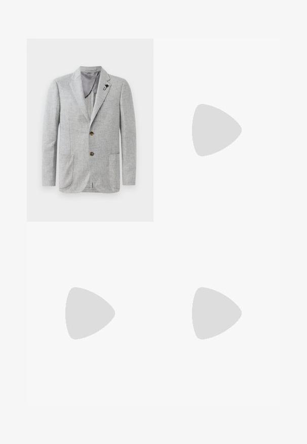 Lysegrå blazer med struktureret stof, to frontlommer og brune knapper. Indvendigt har den en glat grå foring med en accentnål.; Sort bomulds T-shirt med rund hals, korte ærmer og en hvid logo print på venstre bryst. Simpelt, ensfarvet design.; Mørkeblå denimjeans med lige ben, der har fem lommer, knaplukning og kontrasterende syninger.; Sort vævet slip-on sko med en glat læderdetalje på overdelen, en rund tådesign og en lavprofil gummisål.