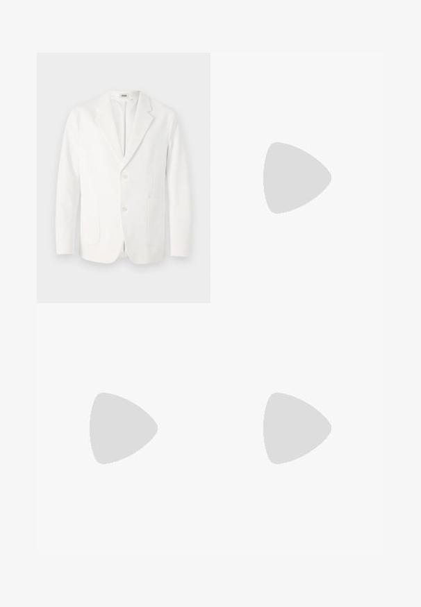 Hvid blazer lavet af glat stof, med somme lapel, to knapper og to forlommer. Enkel, skræddersyet design.; Langærmet hvid bomulds skjorte med rund halsudskæring, sideslids i bunden og en glat overflade, vist bagfra.; Lyseblå denim jeans med lige ben-design, fem lommer, knaplukning, minimal falming og kontraststingdetaljer.; Hvide sneakers med en glat læderoverdel og lav profil. Har en rund tå, seks snørehuller og en tekstureret gummisål.