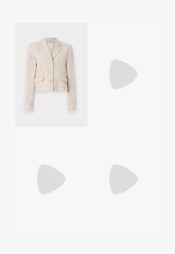Blazer in lino beige con taglio aderente, rever sciallati, chiusura a tre bottoni e due tasche frontali. Texture liscia con un'intrecciatura sottile.; Abito lungo di un giallo chiaro con un intricato motivo paisley di un giallo più scuro, spalline regolabili e una silhouette fluida.; Tacchi slingback metallici color oro con punta appuntita e tacco grosso. Texture liscia, design minimalista e una cinghia stretta.; Orecchini in tono oro caratterizzati da forme ondulate eTexture. Comprendono chiusure clip-on scultoree e un design a cerchio aperto con finitura martellata.