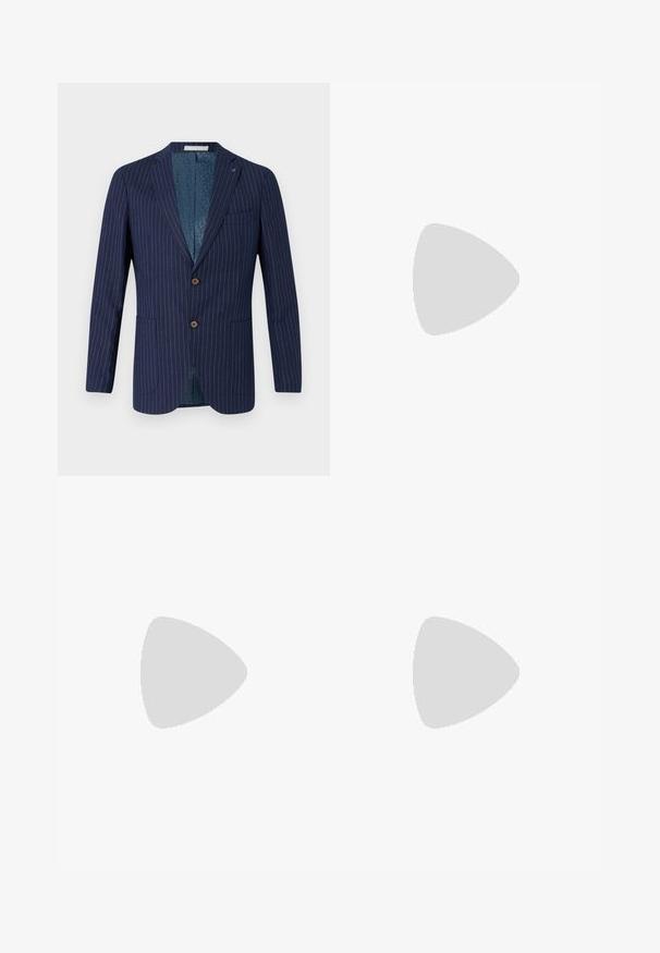 Blazer riscas náuticas com dois botões castanhos, lapelas em pico e bolsos; forrado com um tecido padrão em verde-água. Design clássico e bem ajustado.; Camisa polo branca feita de uma mistura de algodão respirável, apresentando colarinho, mangas curtas e uma pala com três botões. Textura suave, sem padrões.; Calças brancas, ajustadas, com frente lisa, duas pregas e bainhas viradas. Feitas de um tecido suave com fecho de botão na cintura.; Tênis brancos com detalhes em camurça, bico arredondado, atacadores planos e sola de borracha creme. Apresenta uma marcação verde no calcanhar.