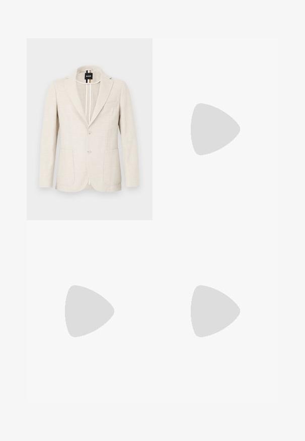 Blazer beige clair en tissu texturé, avec un col à revers, une fermeture à deux boutons et deux poches avant. Étiquette de créateur visible à l'intérieur.; Chemise blanche à manches longues en coton, dotée d'un col classique, de boutons à l'avant et de détails de couture minimalistes.; Pantalon bleu marine en tissu texturé, avec des jambes droites, un devant plat et deux poches latérales. Pas de motifs ou d'accents visibles.; Chaussure habillée en cuir noir avec double boucle, silhouette élégante et bout rond. Dispose d'un petit talon et d'une texture lisse.