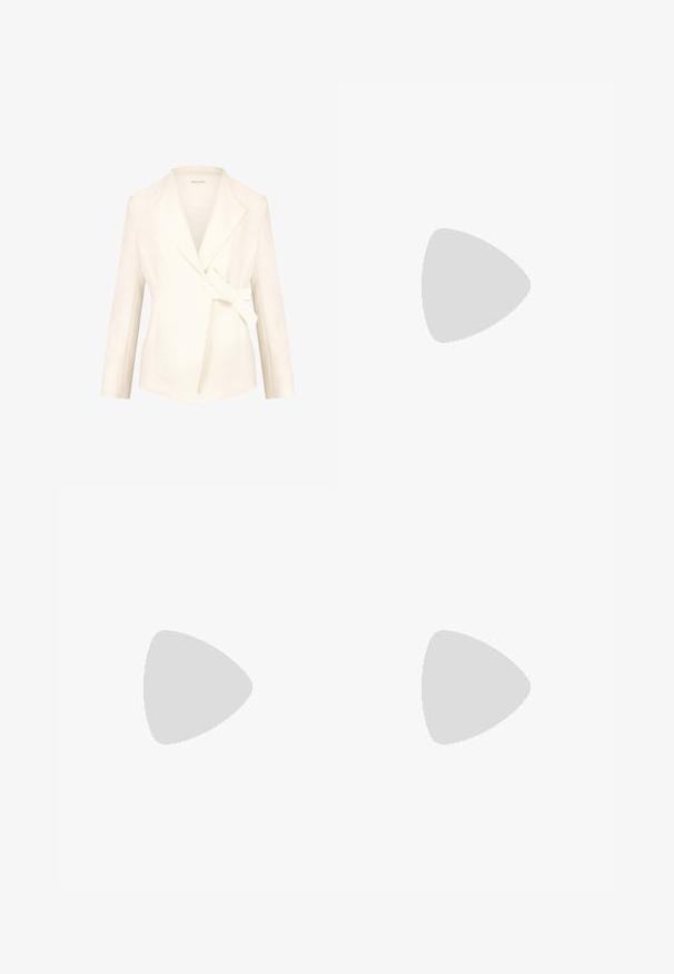 Weißer taillierter Blazer mit Schalkragen, Wickelfront und seitlichem Bindegürtel. Hergestellt aus glattem Stoff, mit langen Ärmeln und strukturierter Form.; Helles beige T-Shirt mit kurzen Ärmeln und Rundhalsausschnitt, aus weichem, glattem Stoff gefertigt. Verfügt über eine lockere Passform und einen geraden Saum.; Weiße weit geschnittene Hose aus leichtem Stoff. Mit einem elastischen Bund und Kordelzug sowie Seitentaschen. Glatte Textur.; Flache Sandalen mit einer honigfarbenen Gummisohle, gestaltet mit drei überlappenden weißen Lederriemen und einem kleinen Schleifendetail in der Mitte.