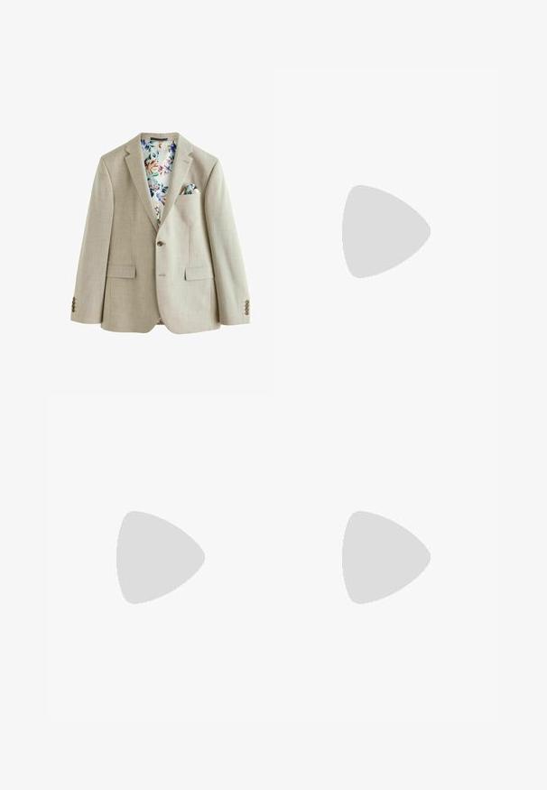 Hellbeige Blazer aus strukturiertem Stoff, mit einem Knopfverschluss, zwei vorderen Taschen und einem Futter mit Blumenmuster. Enthält ein Einstecktuch.; Weißes langärmliges Hemd mit Knopfleiste und spitzen Kragen, das eine glatte Textur aufweist und sieben Knöpfe vorne hat.; Marineblaue Hosen mit schmaler Passform und Streifenmuster. Mit Reißverschluss, Gürtelschlaufen und Vordertaschen. Glatte Stoffstruktur.; Schwarze synthetische Slipper mit einer markanten gesteppten Vorderseite, gepolstertem Fußbett und flacher Gummisohle; schlankes Design mit minimaler Detailverarbeitung.