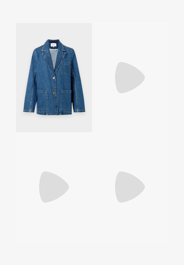 Sacou din denim albastru cu două buzunare exterioare, un buzunar pe piept, două butoane maro și guler cu vârfuri.; Tricou negru cu mânecă scurtă și guler rotund, având un etichetă albă în interiorul gulerului, inscripționată cu "D.R.C. EST. 2002" pe un fundal alb.; Pantaloni negri cu croi larg, cu dungi verticale albastre, având un design clasic cu cinci buzunare și închidere cu nasture în față.; Cizme scurte din suede negre, cu un știft ajustat, vârful ascuțit și un toc mic, pătrat. Textură netedă și design minimalist, potrivite pentru un stil versatil.