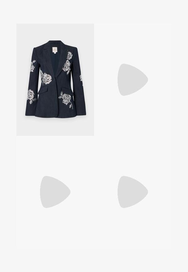 Cinq à Sept CHEYENNE niebieski; Czarny, prążkowany top na jedno ramię o dopasowanym kroju i miękkiej teksturze. Posiada elegancki, minimalistyczny fason i gładki dekolt.; Czarne spodnie typu wide-leg wykonane z gładkiego materiału, z wysokim stanem, plisami z przodu i czystym, dopasowanym krojem bez ozdób.; Czarne skórzane baletki z zaokrąglonym noskiem, gładką fakturą, minimalnymi przeszyciami i elastycznym designem podeszwy.