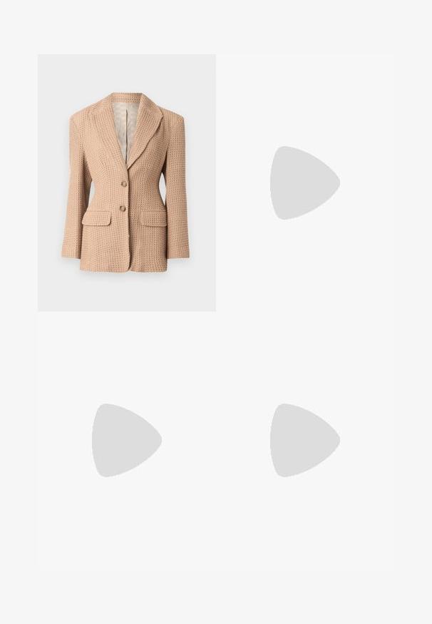 Bež s teksturojo blazer s tkanim vzorcem, s prerezanim ovratnikom, dvema sprednjima žepoma in dvema gumboma. Podložen notranji del v svetli barvi.; Kremasta rebrasta majica brez rokavov z tankimi naramnicami, prilegajoča zasnova in ravno dno. Oznaka navaja "IVY OAK." Material se zdi mehak in raztegljiv.; Denim kratke hlače v svetlo modri barvi, z visokim pasom, širokim krojem, petimi žepi in šivanjem ob robovih.; Oseba nosi sijoče rdeče Mary Jane čevlje na blok peto in modro denim krilo, stoji na temnem pločniku ob marmorni steni.; Srebrna obešanka na verižici z gladkim, zaobljenim dizajnom in dvema izrezanima poudarkoma. Ima tanko verigo in varen spon.