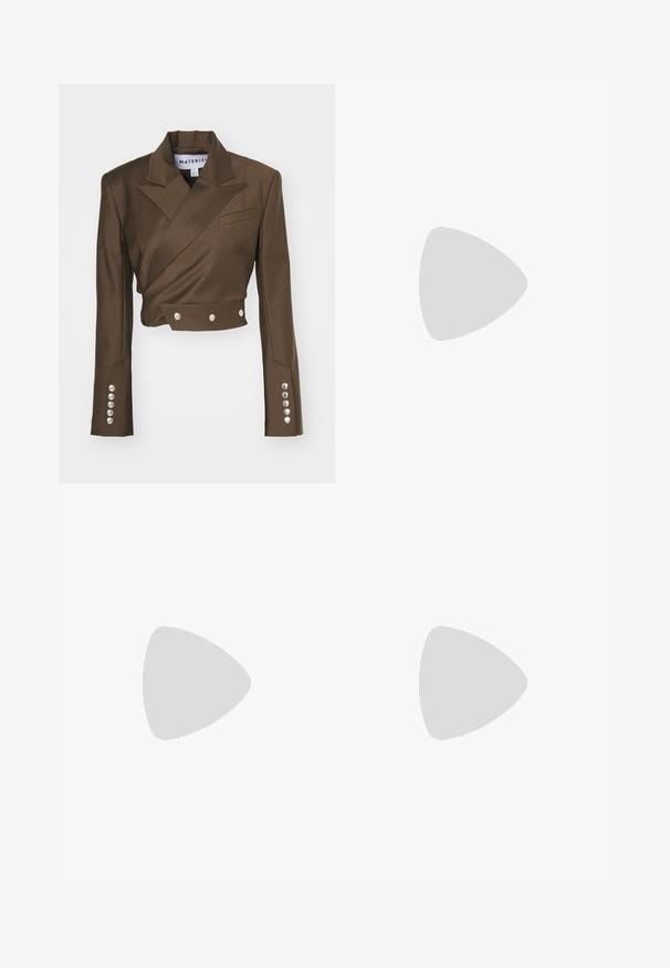 Brauner, taillierter Blazer mit Wickeldesign, scharfen Revers, einer einzelnen Brusttasche und silbernen Knopfdetails an den Ärmeln. Aus glattem Stoff gefertigt.; Braune Satinbluse mit klassischem Kragen, langen Ärmeln und Knopfverschluss vorne. Auffällig durch die glatte Textur und die taillierte Passform.; Brauner Satin-Midirock mit glatter Textur, gerader Schnitt und ohne sichtbare Muster oder Verzierungen. Einfaches und elegantes Design.; Schwarzer Leder Slingback-Absatz mit spitz zulaufender Zehenpartie, minimalistisches Design, dünner Knöchelriemen und eleganter Stiletto-Absatz. Glatte Textur.
