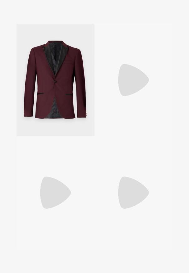 Burgunderfarbener Blazer mit schwarzen Satin-Revers, Ein-Knopf-Verschluss, zwei vorderen Taschen und gemustertem schwarzen Futter. Taillierte Passform und strukturierte Form.; Dunkelblaues Langarm-Hemd mit Knöpfen aus glattem Stoff. Es hat einen klassischen Kragen, eine Vorderleiste mit passenden Knöpfen und geknöpfte Ärmel.; Schwarze maßgeschneiderte Hose aus glattem Material mit schlankem Schnitt, zwei vorderen Falten und einem flachen Bund ohne sichtbare Beschläge.; Schwarze Lederloafer mit glatter Oberfläche, abgerundetem Zehenbereich und einem kleinen dekorativen Riegel. Ausgestattet mit einem niedrigen, gestapelten Absatz und einem dezenten Markenlogo.