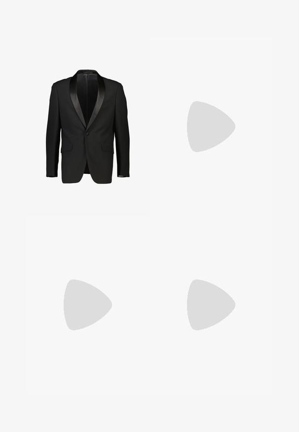Giacca in tuxedo nera con colletto sciallato in raso, chiusura con un solo bottone e due tasche frontali. Tessuto liscio con vestibilità su misura. Nessuna fodera visibile.; Camicetta nera a maniche corte realizzata in tessuto con una trama liscia, presenta due tasche frontali, un colletto classico e chiusura con bottoni.; Pantaloni in cotone neri con una vestibilità rilassata, dotati di una vita classica, pieghe frontali e tasche laterali. Tessuto liscio senza fantasie.; Mocassino in pelle nera con suola spessa e tassellata e fascia decorativa sulla parte superiore, mostrato in profilo sinistro su sfondo bianco.