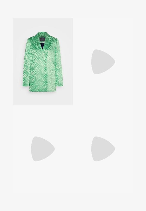 Blazer de estampado de cebra verde, tejido texturizado, cuello con muesca, cierre de un solo botón, dos bolsillos frontales, forma moderna y ajustada.; Top de algodón negro de manga corta con dobladillo con volantes y detalles de lazo en las mangas. Presenta un escote redondo y un ajuste relajado.; Pantalones de mezcla de algodón negros con un diseño de pierna recta, cierre frontal de botón y dos bolsillos laterales. Textura suave, sin patrones visibles.; Zapato de tacón negro de cuero con punta afilada y tacón bajo cuadrado. Presenta una correa para el tobillo con una hebilla en tono dorado. Textura suave.