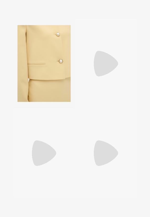 adL Blazer - yellow; Stradivarius REGULAR FIT  - Basic T-shirt - dark brown; Stradivarius FLOWING -LEG SMART - Trousers - dark brown; Brown suede heeled sandals with crossed straps and gold-tone buckles. Square toe and a slightly flared block heel with a textured finish.; Brown leather handbag with a conical shape, sturdy handles, and contrasting white stitching. Features a detachable shoulder strap for versatility.