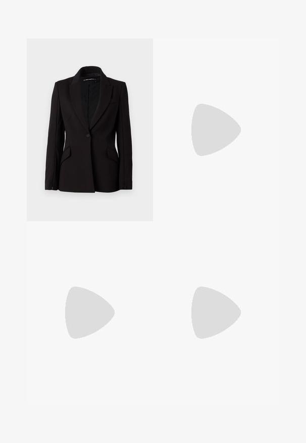 Blazer nero su misura, chiusura a un bottone, colletto a risvolto, due tasche frontali, tessuto liscio, silhouette elegante, maniche lunghe, dettaglio di cucitura sottile.; T-shirt nera a maniche corte in cotone. Presenta una grafica bianca con il testo "KARL" e una figura stilizzata sul petto. Collo rotondo.; Pantaloni neri con un ampio dettaglio a fascia drappeggiata in vita. Tessuto liscio, taglio dritto e cintura plissettata.; Scarpe slingback nere in pelle con punta affilata, tacco sottile e dettaglio decorativo a fibbia sulla tomaia. Texture liscia e design elegante.