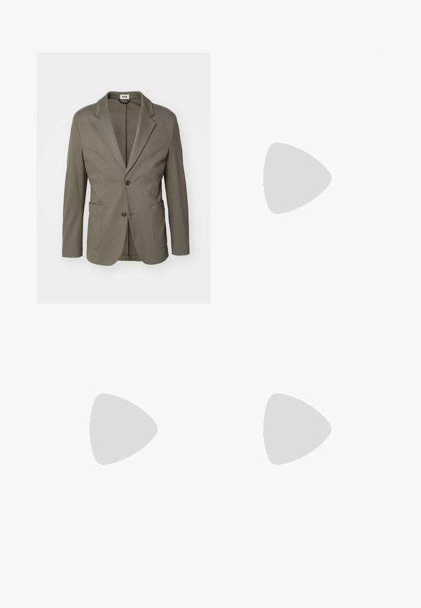 Lichte olijfgroene blazer van gladde stof; met notch-revers, twee voorzakken en een tweeknoopsluiting.; Zwarte korte mouwen T-shirt van een gladde katoenmix, met een ronde halslijn en een minimalistisch ontwerp zonder patronen of accenten.; Zwarte broek van een gladde stof, met een sluiting met een knoop aan de voorkant, plooien en rechte pijpen. Geen zichtbare patronen of accenten.; Zwarte leren sneakers met een gladde textuur, beige rubberen zool, vetersluiting en een contrasterende hielaccent.