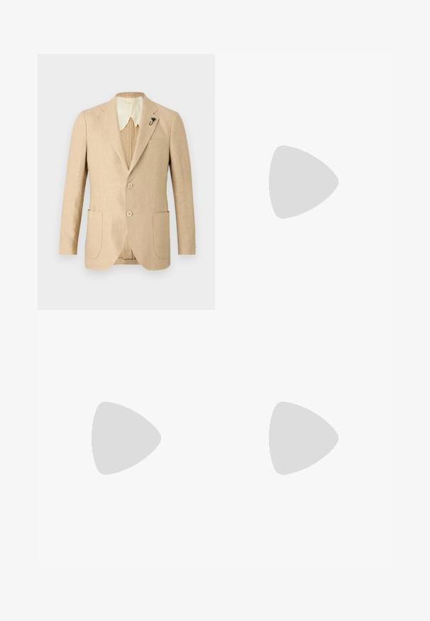 Světle béžový lněný blazer s dvěma předními kapsami, dvěma knoflíky a krémovým límcem. Obsahuje dekorativní černou brožku na klopě.; Béžový pletený svetr s kulatým výstřihem, žebrovanými manžetami a lemem a malým vyšitým logem na levém prsu.; Námořnické modré kalhoty s přizpůsobeným střihem, plochým předním dílem, dvěma předními sklady a jedním knoflíkem na zapínání, vyrobené z hladké, texturované látky.; Béžové semišové mokasíny se šitým detailem, plochou gumovou podrážkou a malým logem na boku. Klasický design na klín, měkká textura.