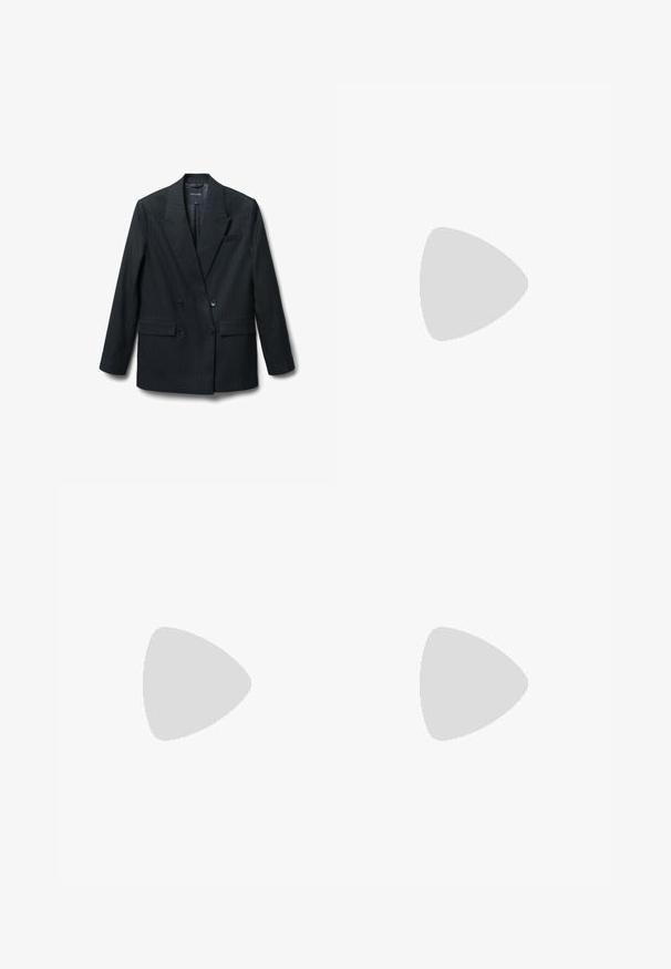 Blazer a righe nere con design doppiopetto, ampi revers, due tasche frontali e chiusure con bottoni neri. Tessuto morbido.; T-shirt bianco a maniche corte e girocollo, realizzato in cotone morbido, con un design semplice e pulito, privo di motivi o dettagli visibili.; Jeans neri a gamba larga con vita alta, dotati di due tasche frontali e dettagli in metallo sui bottoni. Il tessuto ha una texture liscia.; Le scarpe da ginnastica nere e grigie presentano una tomaia in rete, suole spesse e lacci. Hanno una punta arrotondata e un dettaglio di ammortizzazione visibile.