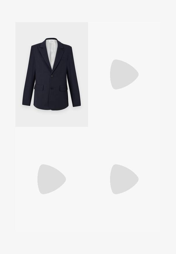 Blazer bleumarin din țesătură împletită, cu rever tăiat, două buzunare frontale, închidere cu un singur buton și interior cu dungi.; Tricou alb din bumbac cu o croială lejeră, având un mic logo grafic negru în zona stângă a pieptului. Mâneci scurte, stil guler rotund.; Pantaloni cargo negri, fabricați dintr-un material rezistent, cu un croi dre apt, două buzunare laterale și o închidere cu button la talie.; Tenis sportivi alb și bej deschis, cu un înveliș din plasă, detalii perforate și o talpă intermediară texturată, având marcaj pe călcâi.