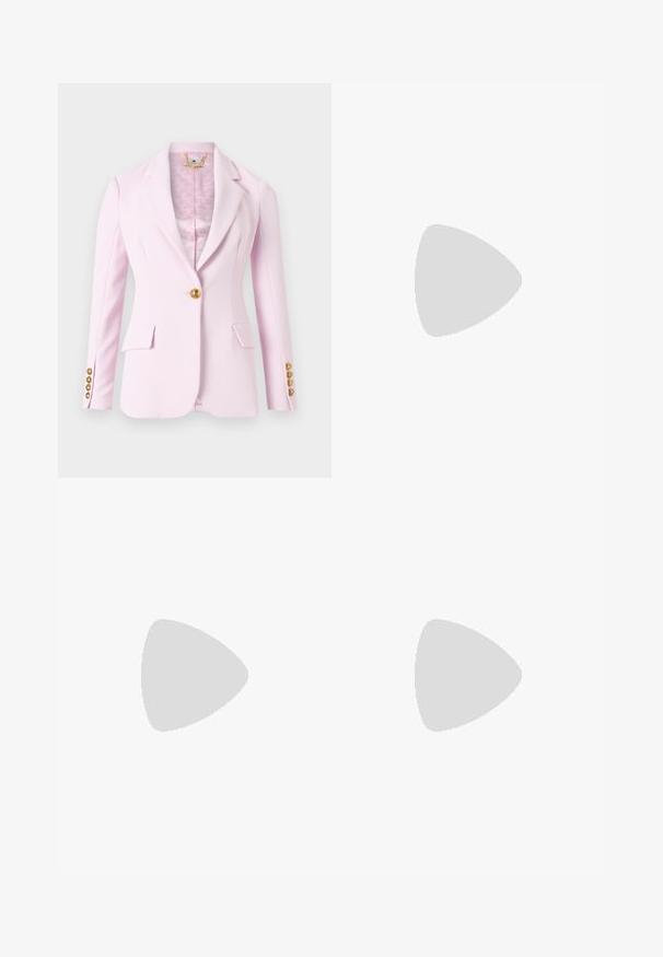 Elisabetta Franchi WOMEN JACKET - Blézer - quarzo; Fehér, rövid, bő ujjú, crop szabású póló, puha pamut anyagból, kerek nyakkivágással, finom narancssárga díszítéssel, minimalista dizájn, minta vagy grafika nélkül.; Fekete, testhezálló nadrág egyenes szárú kivitelben, sima textúrával és éles redőkkel az elején. Nincs látható fémalkatrész.; Fekete, hegyes orrú, slingback cipő alacsony sarkával, sima bőrből készült, oldalt kivágott deisgnal a légáteresztőképesség érdekében.