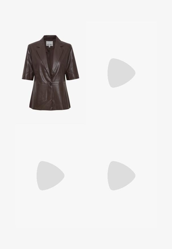 Blazer en cuir marron à manches courtes, col à revers, fermeture à un bouton et texture lisse. Design simple avec des lignes épurées.; Débardeur ajusté gris foncé avec un col rond et sans manches, fabriqué à partir d'un tissu lisse et extensible. Aucuns motifs ou accents visibles.; Pantalons larges marron avec une texture lisse, dotés d'une taille haute et de plis à l'avant. Le tissu est léger et tombe de manière fluide.; Sandale en cuir marron avec des brides entrecroisées, une fermeture à boucle à la cheville et une semelle plate avec des détails de couture minimaux.