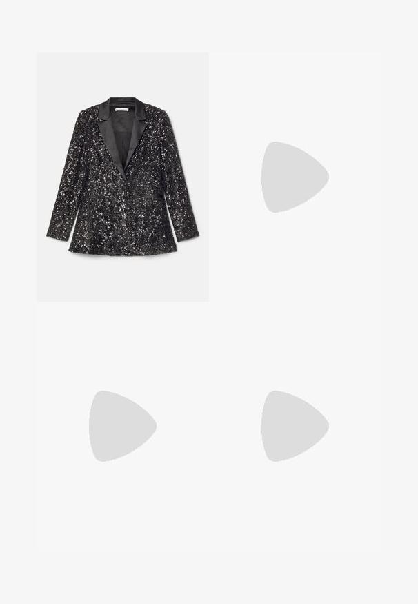 Alice + Olivia BREANN czarny; Filippa K - Sweter; Czarne spodnie wykonane z gładkiego materiału, z wysokim stanem, szerokimi nogawkami, fałdami z przodu i klasycznymi szlufkami na pasek. Brak widocznych kieszeni bocznych.; Czarne skórzane buty typu slingback z ostrym noskiem, ozdobnymi paskami z metalowymi oczkami oraz niskim klinowym obcasem. Teksturowana powierzchnia.