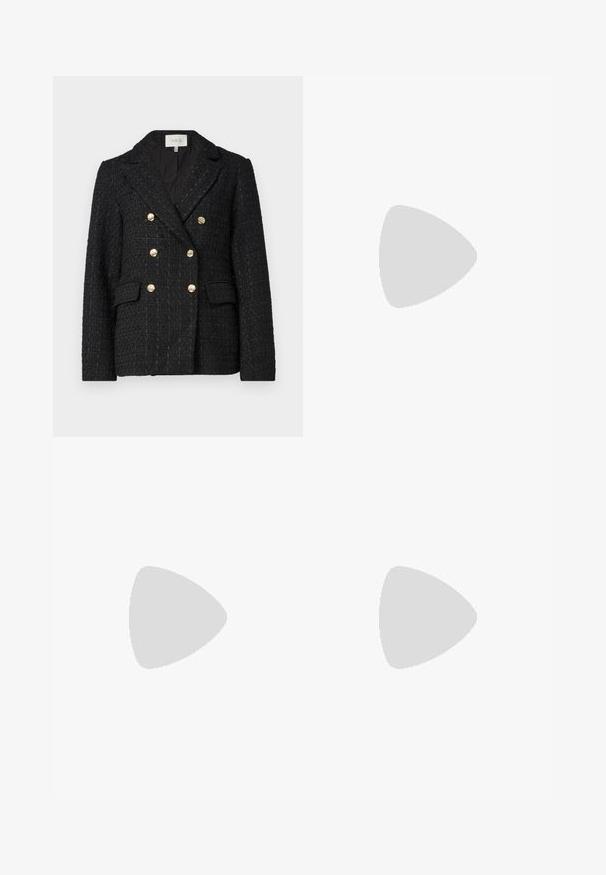 Svart tweedblazer med dubbelknäppt design, guldknappsdetaljer, slagkrage och två framfickor. Texturerad tyg.; Två ärmlösa ribbade polotröjor i svart och vitt, med en figursydd design och slät textur, i en kortad längd.; Svarta vida byxor i lätt material, med knappstängning fram och platt front, samt väl sydda fållar.; Sportskor med överdel i vit läder, grå mocka på tårna och tre svarta ränder. Har en blå logotyp på tungan och en texturerad gummisula.