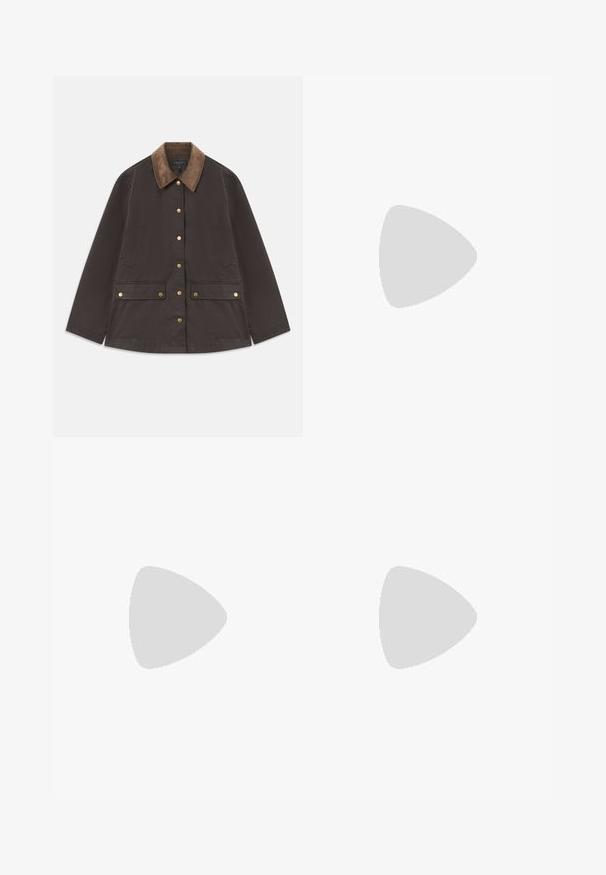 Veste marron avec un col en velours côtelé, des garnitures en or, deux poches avant et une fermeture à boutons. Fabriquée dans un tissu texturé et durable.; T-shirt court de couleur crème en tissu côtelé, avec un col rond et des manches courtes, offrant une coupe décontractée.; Jeans en denim bleu foncé à jambes larges, avec une taille haute, des poches avant et une fermeture à bouton à l'avant. Texture lisse avec un léger délavage.; Bottine en cuir noir avec un bout pointu et un design épuré. Présente un petit talon et une fermeture éclair à l'arrière. Texture lisse.; Sac en cuir bleu marine avec une finition lisse, présentant une forme arrondie, un haut plié et une seule bandoulière. Inclus, un accent en matériel argenté.