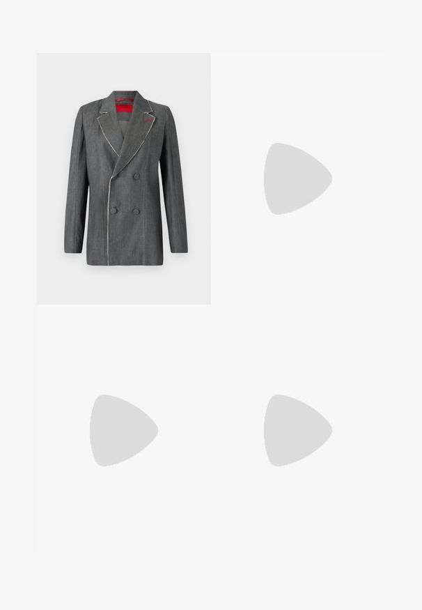 Grå denim dubbelknäppt blazer med kontrasterande vit sömnad, slagkrage och röd foder. Har rundade knappar och en strukturerad design.; Svart kortärmad t-shirt med djup V-ringning, med ett meshpanel och tryckt design på det inre lagret. Mjuk, andningsbar tyg.; Svarta skräddarsydda byxor med rak benprofil, två framfickor, knappstängning och veckdetaljer på framsidan. Slät tygtextur.; Svart läderankelboot med en slät yta, spetsig tå och en kraftig hög klack. Har en sidöppning och ett minimalistiskt design.