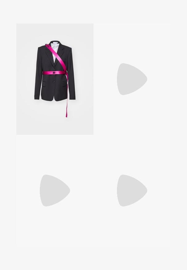 Blazer noir avec deux poches avant et une doublure intérieure blanche, accentué par une large ceinture en satin rose portée en diagonale sur le torse.; T-shirt en coton blanc avec des manches courtes, un col rond, une coupe décontractée et un ourlet cousu. Étiquette visible à l'intérieur du col.; Pantalons cargo en coton noir avec une coupe droite, dotés de deux poches latérales et de revers. Fermeture par bouton et zip à l'avant.; Mules à talons hauts en cuir noir, avec un design à bout ouvert, pointu, texture lisse et un fin talon aiguille.