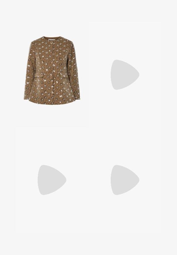 Giacca marrone con motivo floreale decorata con paillettes, collo rotondo, bottoni frontali e tasche laterali. Tessuto testurizzato con forma definita.; Canottiera bianca a coste con scollatura rotonda, senza maniche e lunghezza cropped. Etichetta con la scritta "JJXX". Tessuto di texture liscia.; Pantaloni neri a gamba larga con cintura elastica, realizzati in tessuto liscio. Presentano un design pulito senza tasche o dettagli di cucitura visibili.; Sneaker in suede nero e grigio con un grande logo "N" color crema, lacci viola e una suola esterna in gomma gommosa texturizzata.