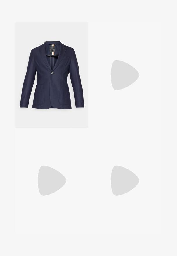 Blazer azul-escuro com fecho de botão único, dois bolsos frontais e lapela em corte de notches. Tecido texturizado com um design slim fit.; Duas camisetas polo pretas, de manga curta, em material de algodão, com colarinho clássico, abertura com dois botões e detalhes em riscas brancas no interior do colarinho.; Calças pretas ajustadas com frente plana, corte regular, feitas de tecido suave, com pregas prensadas e bolsos laterais.; Sapato slip-on preto em pele com um upper liso, acabamentos cosidos, bico arredondado e um salto de borracha baixo. A sola apresenta um padrão de aderência mínimo.