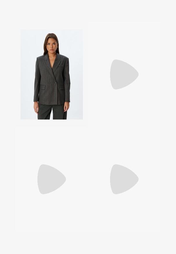 Blazer gris à double boutonnage avec des rayures rouges, revers crantés, poches avant, et coupe ajustée. Fabriqué en tissu texturé.; Top noir à manches courtes en tissu extensible, dotée d'une coupe ajustée avec des détails froncés sur les côtés. Texture lisse, forme classique.; Pantalon noir avec une coupe droite, doté de poches avant et d'éclairs sur l'ourlet. Fabriqué en tissu doux et lisse. Convient à diverses occasions.; Sandales à talons vernies noires avec un bout carré, des sangles autour de la cheville et des boucles en argent. Dotées d'un talon bloc épais pour plus de stabilité.