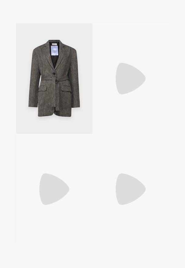 BLANCHE MILES  - Bleiser - hot fudge; Must mustriga kleit, millel on sobiv bodi ja voolav silmadega seelik. Kapa varrukad, ümmargune kaelus, sile tekstuur ja pahkluu pikkusega disain.; Knee-high musta nahksaabas terava nina, siledat pinnad ja paks konts. Tagaküljel on tõmblukk.; Hõbe rõngas kõrvarõngad, millel on sujuv ja kõver kuju. Omab läikivat metallist viimistlust ja nupuga sulgemist. Pole nähtavaid mustreid ega aksessuaare.