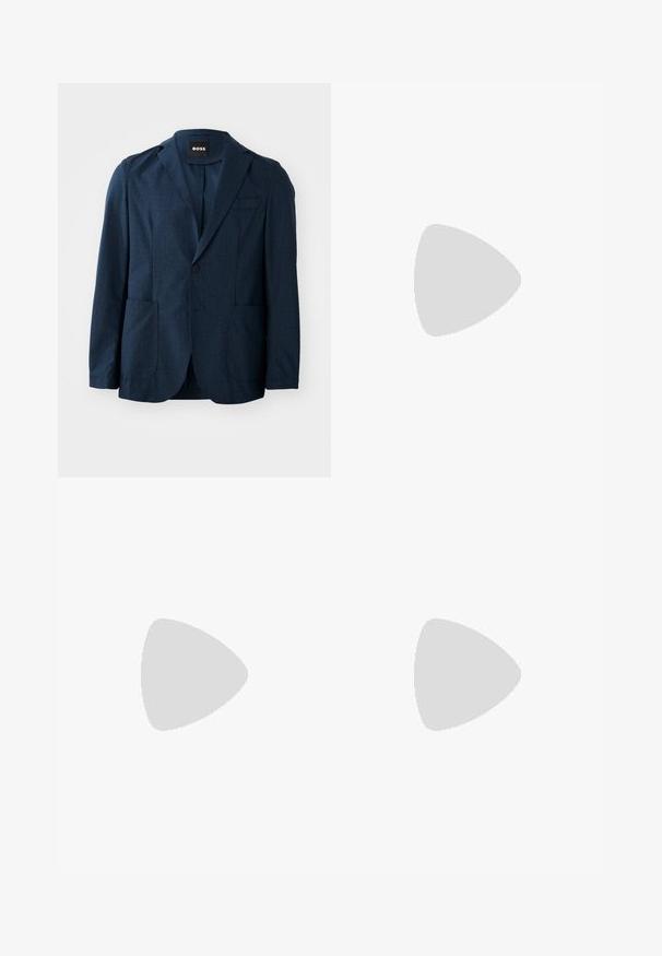 Blazer bleumarin dintr-un material texturat, cu două buzunare frontale, închidere cu un singur nasture și rever cu decupaj. Eticheta brandului vizibilă pe interiorul gulerului.; Cămașă albă cu mânecă lungă, tip bluză cu nasturi, fabricată din bumbac, având un guler clasic, nasturi pe față și detalii minime de coasere.; Pantaloni bleumarin dintr-un material texturat, având picioare drepte, față plată și două buzunare laterale. Fără modele sau accente vizibile.; Pantofii de piele neagră cu două catarame, siluetă elegantă și vârf rotund. Au un toc mic și o textură netedă.