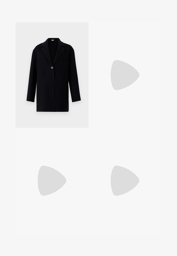 Manteau noir avec un col cranté, deux poches avant, fermeture à un bouton et un tissu texturé. Coupe droite et design mi-long.; Filippa K BRAID - Pullover - black; Jean en denim bleu à jambe large et taille haute, avec une coupe classique à cinq poches et une fermeture à bouton, fabriqué en tissu en coton texturé.; Bottine en cuir noir avec un design épuré, bout pointu et un haut talon carré. Présente une texture lisse et des détails de couture minimalistes.