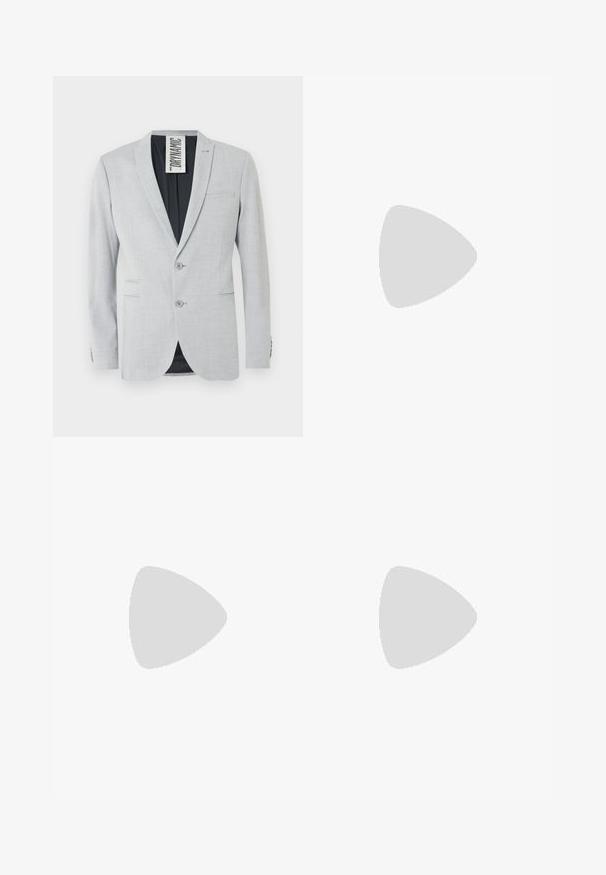 Blazer grigio chiaro con vestibilità su misura, due bottoni, rever a lancia, trama sottile e fodera nera. Presenta tasche anteriori e dettagli con bottoni.; Camicia bianca a maniche lunghe realizzata in cotone morbido, con colletto a punta, chiusura con bottoni frontale e orlo dritto.; Pantaloni neri con un design a gamba dritta, realizzati in un tessuto liscio. Presentano pieghe frontali e una chiusura a un bottone in vita.; Scarpa oxford in pelle nera con design con lacci, punta arrotondata, suola piatta in gomma e dettagli di cucitura discreti lungo la parte superiore.