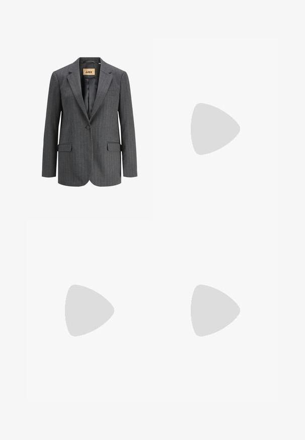 Blazer gris a rayas con solapas de muesca, dos bolsillos frontales y cierre de un solo botón. El material tiene una textura suave y un corte entallado.; Suéter negro de punto con cuello redondo, mangas largas y puños y dobladillo de canalé. Textura suave y diseño simple sin patrones.; Jeans ajustados negros de mezclilla. Presentan una cintura alta, bolsillos frontales, trabillas para cinturón y un cierre de cremallera con un botón.; Bota de cuero marrón hasta la rodilla con tacón bloque, textura suave, punta redondeada y detalles de costura mínimos.; Gafas de sol negras con un elegante marco rectangular y un acento de logotipo dorado en el lateral. Las lentes oscuras y el acabado brillante son prominentes.