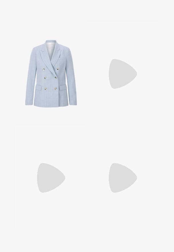 Blazer doppiopetto azzurro chiaro con strisce bianche verticali, colletto a revers e bottoni in tonalità argento. Presenta tasche frontali e una forma sartoriale.; T-shirt bianco a maniche corte realizzato in morbido cotone, con scollo a girocollo e forma aderente. Senza motivi o decorazioni visibili.; Pantaloni cargo neri realizzati in tessuto leggero, con taglio dritto, tasche laterali e una cintura in pelle marrone con fibbia argentata.; Scarpe sportive con tomaia in pelle bianca, punta in suede grigia e tre strisce nere. Presentano un logo blu sulla linguetta e una suola in gomma testurizzata.; Occhiali da sole tartarugati con montatura ovale e lenti verdi. Presentano aste sottili con un accento metallico vicino alle cerniere.; COACH WILLOW BUCKET BAG - Borsa a mano - black