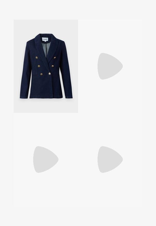 Marineblå dobbeltspent blazer med gullfargede knapper, kneppet krage og to frontlommer. Laget av glatt denim materiale.; Hvit langermet høyhalset topp laget av glatt, elastisk stoff. Har høy krage og tettsittende design, uten synlige mønstre eller dekorasjoner.; Lys blå vide jeans laget av denim, med høy midje, fem-lommers design og subtile falminger for et slitt utseende.; Hvite plattform sneakers laget av glatt syntetisk materiale, med rund tå, snøring og en strukturert gummisåle. Svart hæl akcent.