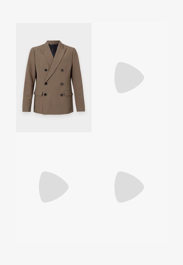 Blazer marrón de doble botonadura, hecho de una tela suave, con botones negros, un bolsillo en el pecho y solapas prominentes.; Camiseta blanca de manga corta, corte holgado, cuello redondo, tela de algodón suave, parte posterior sin adornos, dobladillo recto, sin patrones ni acentos.; Pantalones formales ajustados color marino, con un diseño de frente plano y textura suave. Incluyen un cierre de botón único y trabillas para el cinturón.; Mocasines de cuero negro con un acabado suave, punta redondeada y costuras decorativas en la parte superior. Tacón bajo apilado y un ligero brillo.