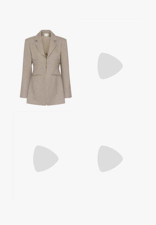 Beige sakový blejzr s zipovým zapínáním, ostrými klopami a kontrastním bílým šitím. Obsahuje dvě přední kapsy a má strukturovaný střih.; Bílá blůza s límcem z hladkého materiálu, s krátkými rukávy a nařasením v pase pro uvolněný střih.; Černá plisovaná sukně s širokým pasem, vybavená rovnoběžnými vertikálními záhyby po celé délce. Hladká textura s plynulým designem.; Černé kožené boty do poloviny lýtek s masivním blokovým podpatkem a zaoblenou špičkou, zobrazené v bočním profilu na bílém pozadí.