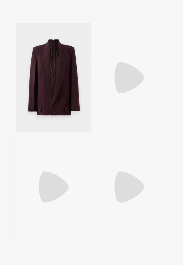 Burgundský blazer s vysokým límcem, jedním zipem, strukturovanými rameny a předními kapsami. Hladká textura a dokonale padnoucí střih.; Černé bavlněné tričko s kulatým výstřihem, krátkými rukávy a vyšitým logem na hrudi. Jednoduchý, volný střih bez vzorů.; Černé kalhoty na míru se střihem do rovna, které mají hladkou texturu a ostré sklady na přední straně. Bez viditelného kování.; Černá kožená sandál s podpatkem, nastavitelným páskem kolem kotníku, otevřenou špičkou a čtveratým blokovým podpatkem. Hladká textura, minimalistický styl.