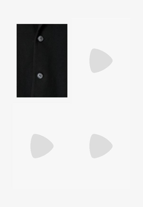 Schwarzes Stoffkleidungsstück mit glatter Textur, ausgestattet mit zwei schwarzen Knöpfen und einem subtilen Webmuster. Entworfen in einer klassischen, taillierten Form.; Weißes kurzärmliges T-Shirt aus Baumwolle mit Rundhalsausschnitt und lockerer Passform. Glatte Textur, ohne sichtbare Muster oder Akzente.; Schwarze Hose aus glattem Stoff, mit geradem Bein Design, zwei vorderen Falten und einem Standardbund mit Gürtelschlaufen.; Schwarze Lederloafer mit glatter Oberfläche, ausgestattet mit einer Nahtverzierung an der Vorderkappe und einer niedrigen, durchgehenden Gummisohle in Schwarz.